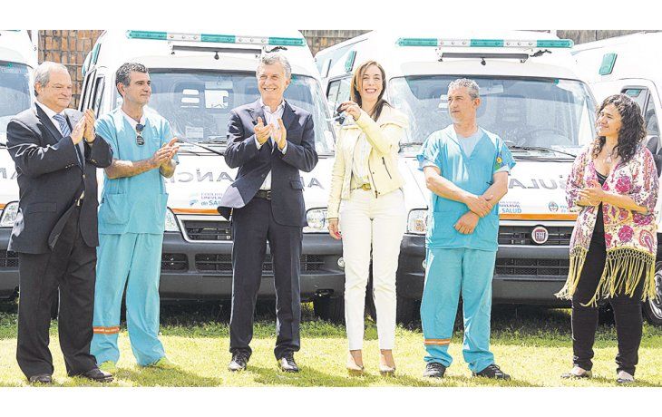 Reparto. Mauricio Macri llegó de Roma y partió a un acto con María Eugenia Vidal donde distribuyeron ambulancias.