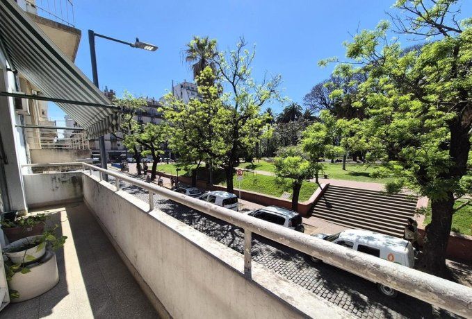 Un departamento que mira hacia el Parque Lezama, en zonas de San Telmo, La Boca y Barracas, barrios que se beneficiarán con mejoras en movilidad urbana Un departamento que mira hacia el Parque Lezama, en zonas de San Telmo, La Boca y Barracas, barrios que se beneficiarán con mejoras en movilidad urbana