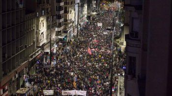 Una multitud march&oacute; por las calles de Montevideo en contra del plebiscito que la oposici&oacute;n busca aprobar este domingo.