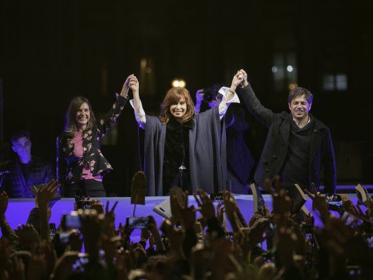 Cristina, junto a los precandidatos bonaerenses a gobernador, Axel Kicillof, y a intendenta de General Pueyrredón, Fernanda Raverta.&nbsp;