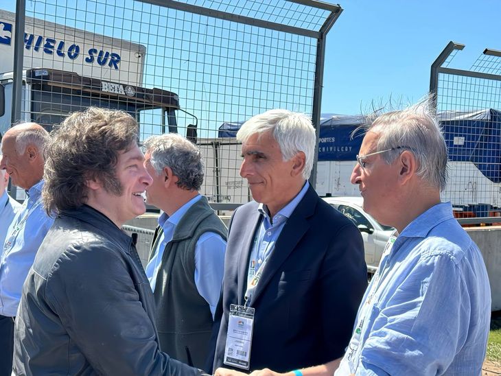 Milei tras arribar a San Nicolás junto a referentes del campo. Milei tras arribar a San Nicolás junto a referentes del campo.