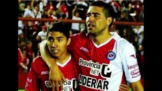 La buena época de Luciano Cabral, cuando era una de las promesas de Argentinos Juniors y jugaba junto a Juan Román Riquelme.
