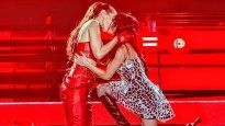El momento del beso entre Oreiro y Espósito en el show en Montevideo.