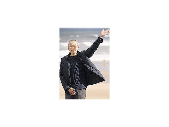 El asiático-estadounidense Wayne Wang: «En chino, Waynesuena como ‘brote de árbol’, pero mi padre me lo pusopor John Wayne»