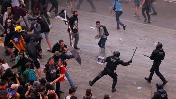 La Policía cargó contra manifestantes en distintos puntos de Cataluña.