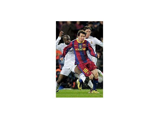 A la caza de Messi. El rosarino fue muy golpeado pero igualmente pudo imponer su juego en el Camp Nou.