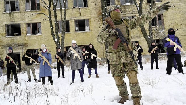 REFUERZOS. EE.UU envió el fin de semana un nuevo contingente de tropas a Polonia.   Un grupo de civiles ucraniano recibe entrenamiento del ejército.