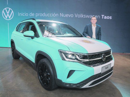IMPACTO. El presidente de Volkswagen, Thomas Owsianski, junto al Taos de producción nacional.&nbsp;