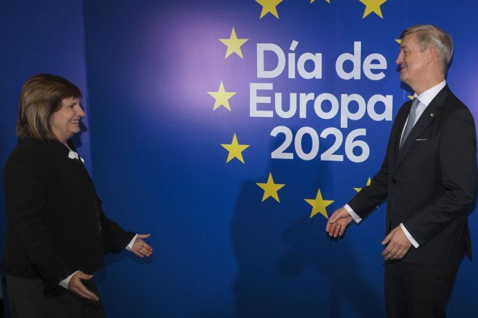 Patricia Bullrich saluda al embajador de la Unión Europea en Argentina, Erik Høeg. Patricia Bullrich saluda al embajador de la Unión Europea en Argentina, Erik Høeg.