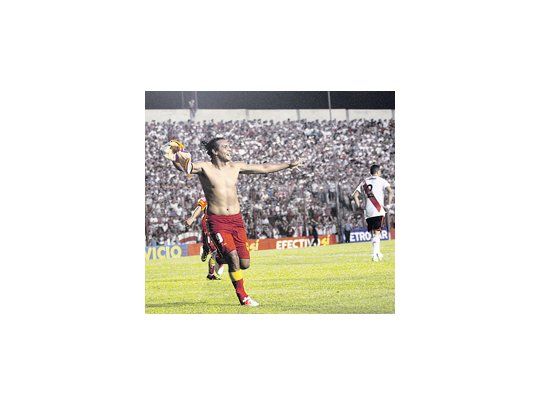 Claudio Núñez se saca la camiseta para festejar el gol en el último minuto de tiempo adicional con que Boca Unidos le ganó a River.