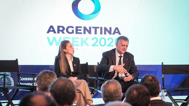 Marín hablando durante su participación en Argentina Week 2026.