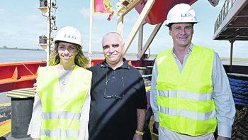 AVANCE. La ministra Laura Stratta junto al gobernador Gustavo Bordet y el capitán del buque ultramarino.