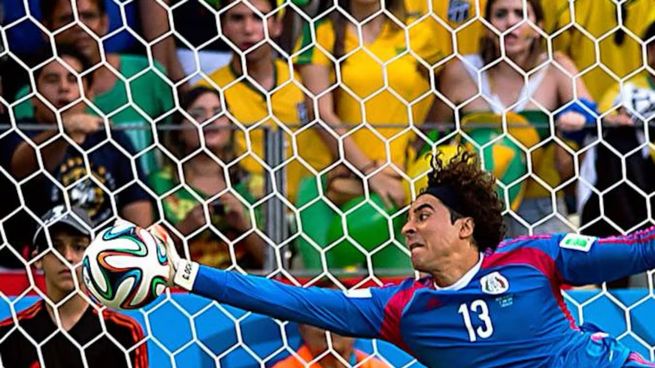 La gran atajada de Guillemo Memo Ochoa ante Australia. El experimentado arquero volvió a jugar en la Selección Mexicana después de año y medio, se lució y encendió nuevamente el debate de la titularidad en el arco.