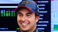Checo Pérez sonríe al saber su futuro en la Fórmula 1.