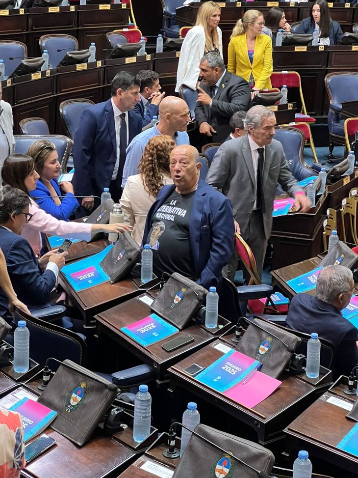El legislador lució una remera con la cara de Kicillof y la leyenda: El legislador lució una remera con la cara de Kicillof y la leyenda: