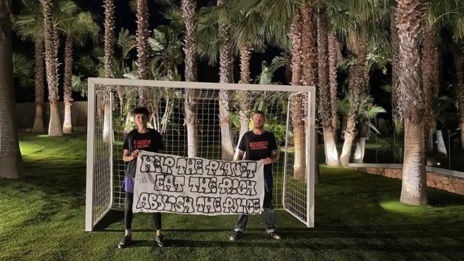 Los activistas mostraron con orgullo la vandalización a la casa de Messi en Ibiza
