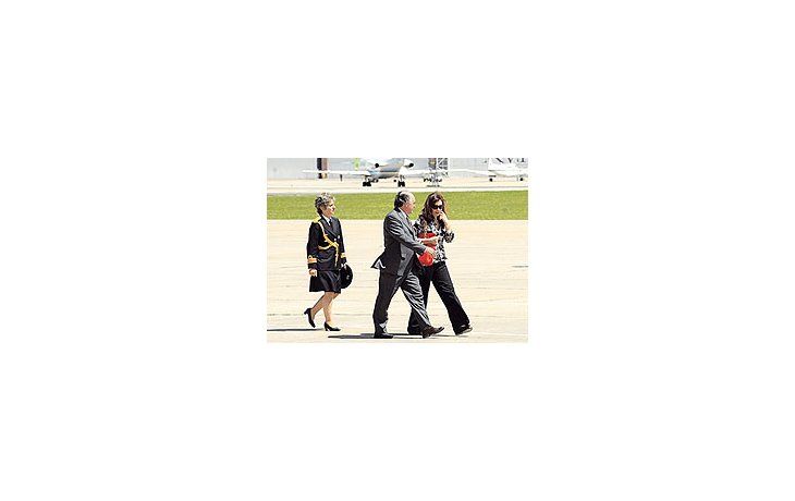 ámbito.com | Cristina deKirchner viajóayer a ElSalvadorpara estar enla cumbreIberoamericana.Participóanoche deuna cena conel resto delos jefes deEstado y hoyse encuentracon José LuisRodríguezZapatero.