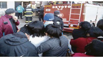 tragedia. Los bomberos tardaron más de cuatro horas en apagar las llamas: fue cuando hallaron los cuerpos.