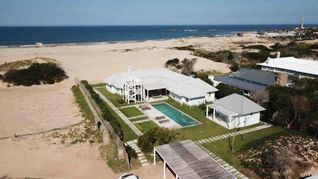 Una exclusiva casa sobre el mar se ofrece en alquiler para el verano. Una exclusiva casa sobre el mar se ofrece en alquiler para el verano.