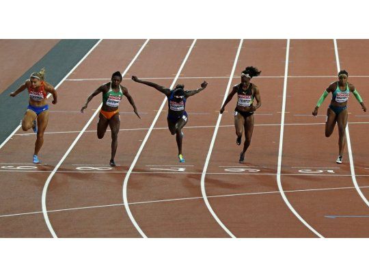 Tori Bowie cruza antes que nadie la meta con un sprint final demoledor.