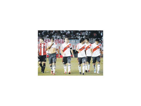 Los jugadores de River dejan la cancha tras caer ante los tucumanos. Fue la segunda derrota del equipo de Almeyda en el torneo.