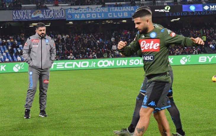 Gennaro Gattuso observa la entrada de calor de sus jugadores en el primer partido al frente de Napoli.
