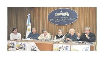 El titular de la FAA, Eduardo Buzzi, se mostró ayer junto a los diputados Pablo Orsolini, Jorge Cardelli y «Pino» Solanas, el coordinador nacional de la CCC, Amancay Ardura, y el secretario gremial de la FAA, Omar Príncipe, en una audiencia pública en el Congreso para pedir una ley que evite los desalojos de pequeños productores.