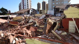 Ingenieros de la PBA evaluarán las estructuras linderas al hotel derrumbado en Villa Gesell.