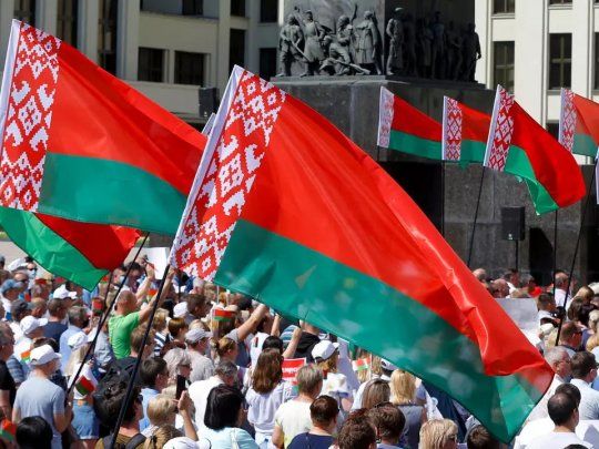Miles de partidarios de Lukashenko se reunieron en la Plaza de Independencia en Minsk.