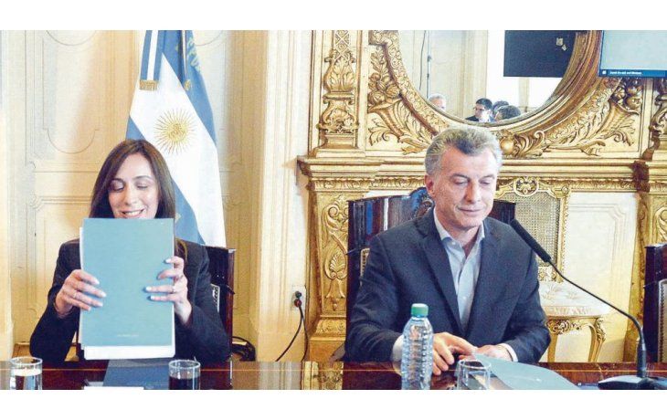 Posición. A la derecha de Macri, gesto clave de la jornada de ayer.