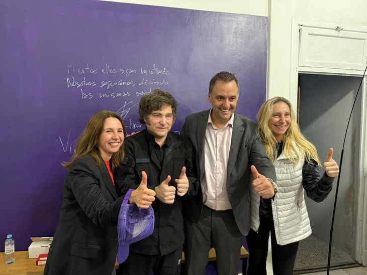 Pilar Ramírez, Javier Milei, Manuel Adorni y Karina Milei en el nuevo local partidario libertario.