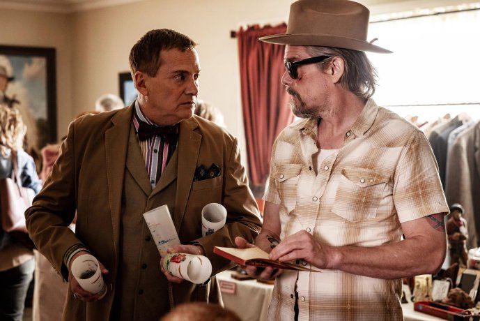 Ethan Hawke se adentra en un laberinto donde cada hallazgo altera el rumbo y convierte la búsqueda en un juego peligroso de revelaciones. Ethan Hawke se adentra en un laberinto donde cada hallazgo altera el rumbo y convierte la búsqueda en un juego peligroso de revelaciones.