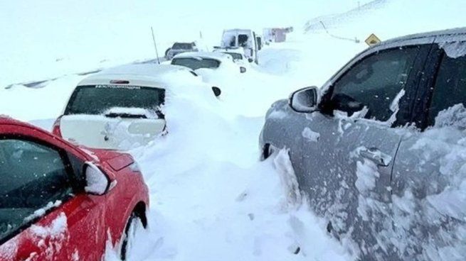20 camiones, más de una decena de autos y un colectivo quedaron atrapados por el temporal. 