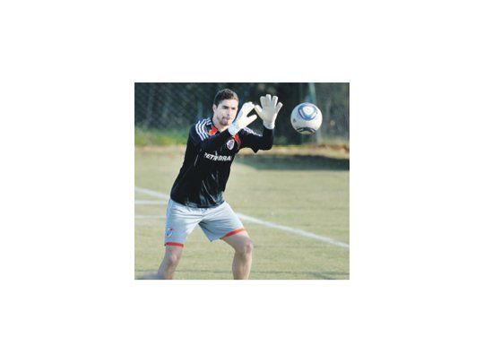 Juan Pablo Carrizo detiene un disparo en el entrenamiento de ayer en Ezeiza. El arquero se siente confiado y aseguró que el equipo «irá a ganar» a la Bombonera.