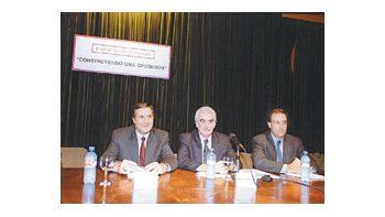 ámbito.com | El ex gobernador de Mendoza, el radical Roberto Iglesias (izq.), criticó leyes de coparticipación y seguridad. En la foto, junto a Angel Rozas (jefe del partido) y Enrique Olivera.