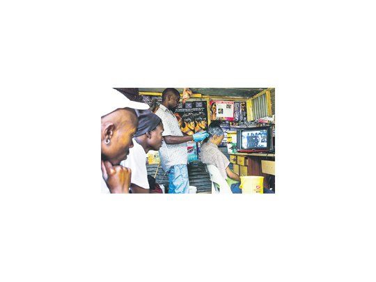 Los actos de la sepultura fueron cerrados a los pobladores de Qunu, la ciudad natal del padre de la “Sudáfrica arcoíris”, por lo que siguieron los acontecimientos a través de la radio y la televisión. Con el entierro culminó el décimo día de los funerales de Estado que congregaron a millones de personas y a decenas de dignatarios de todo el mundo.