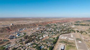 El nuevo modelo de vida en Añelo busca conectar las distintas piezas del desarrollo: una empresa se instala en el parque industrial, aloja a su personal en el complejo residencial y deportivo y accede a servicios comerciales y gastronómicos.