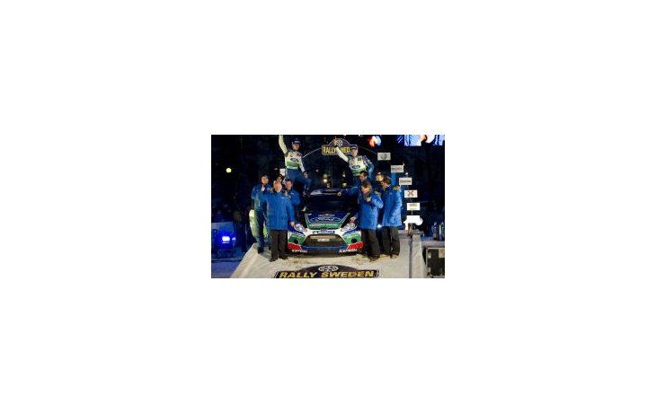 Campeones. El equipo de Latvala festeja en el podio el Rally de Suecia.