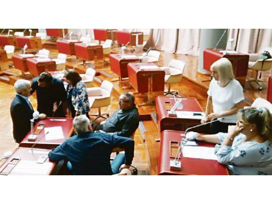siete. El gobernador Mariano Arcioni sólo logró que ocuparan sus bancas los diputados del oficialismo. La sesión cayó por falta de quórum.