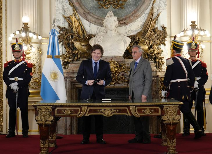 Javier Milei le tom juramento a Mario Lugones.