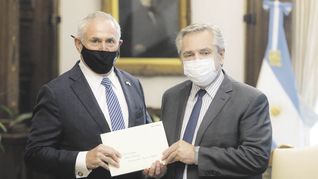 CREDENCIAL. Alberto Fernández ayer en la Casa Rosada junto al nuevo embajador de Estados Unidos ante Argentina, Marc Stanley.