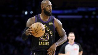 LeBron James debutó en su 23era temporada en la NBA y rompió otro récord histórico