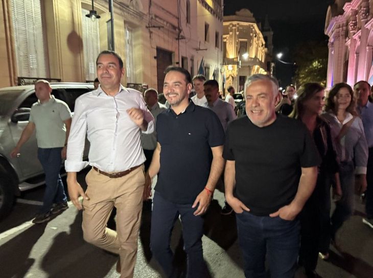 Triunfo: los hermanos Valdés, junto a Alfredo Cornejo, en Corrientes. Triunfo: los hermanos Valdés, junto a Alfredo Cornejo, en Corrientes.