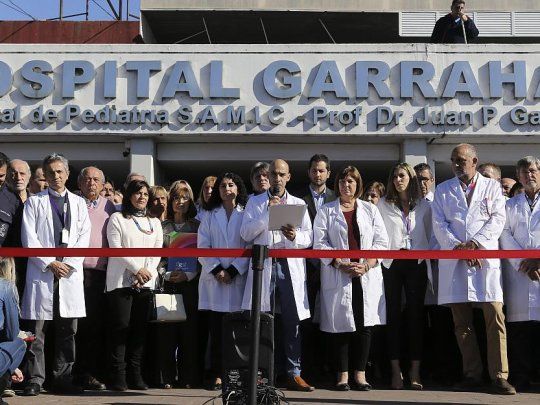 Kambourian fue el encargado de leer un comunicado en el que se expresó el absoluto repudio por parte de la comunidad hospitalaria frente al caso del jefe de Reumatología e Inmunología acusado.