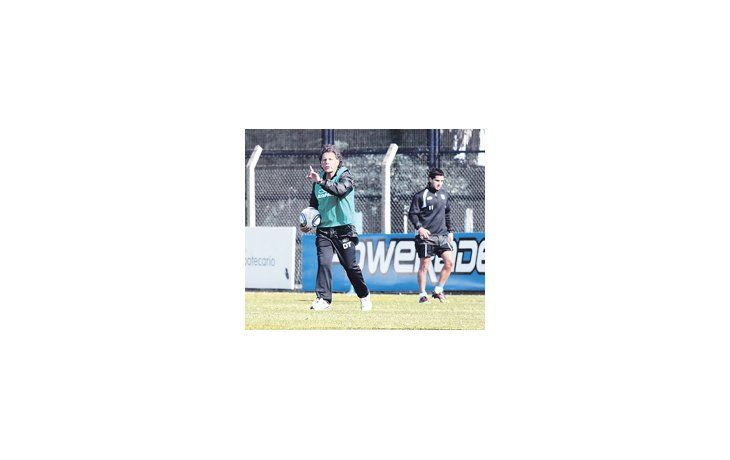 Miguel Ángel Russo optó por Lucas Aveldaño para reemplazar a Matías Cahais. Lo prefirió a Nicolás Sainz por su juego aéreo.