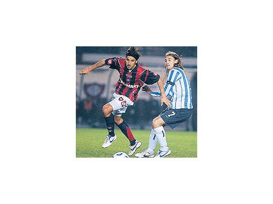 SantiagoHirsig yAdriánBastíaluchan por lapelota enuna mitadde canchaque fue zonade tránsito.San Lorenzoy Racingbrindaron ungran espectáculo.