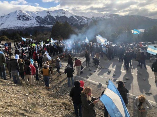 Protestas. Vecinos de Mascardi y Bariloche se manifestaron contra hechos de violencia mapuche en la zona.