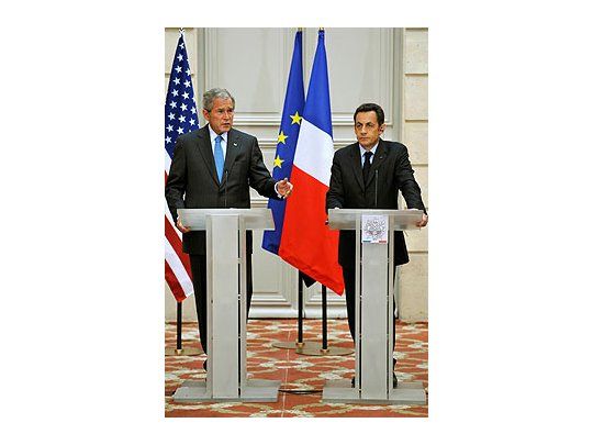 George W. Bush y Nicolás Sarkozy.