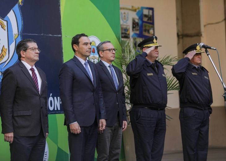 El gobernador de Corrientes, Gustavo Valdés, (segundo desde la izquierda) toma juramento a la nueva cúpula policial de la provincia. El gobernador de Corrientes, Gustavo Valdés, (segundo desde la izquierda) toma juramento a la nueva cúpula policial de la provincia.