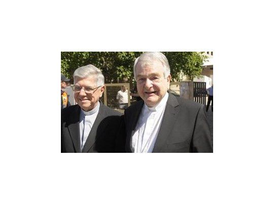 Acompañado por el arzobispo de San Juan de Cuyo, monseñor Alfonso Delgado, el Nuncio apostólico reveló que Gioja tiene buen ánimo, está dispuesto a luchar y quiere ir adelante. (Foto: gentileza www.diarioelzonda.com.ar).
